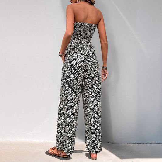 Vista lateral de mono fluido estilo boho chic con hombros descubiertos para mujer, ideal para eventos de verano.