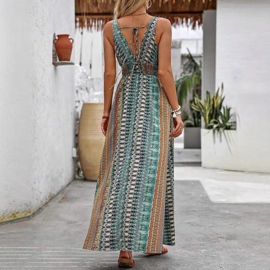 Mujer con vestido largo bohemio estampado con escote en V y diseño fluido de Naiala Moda.