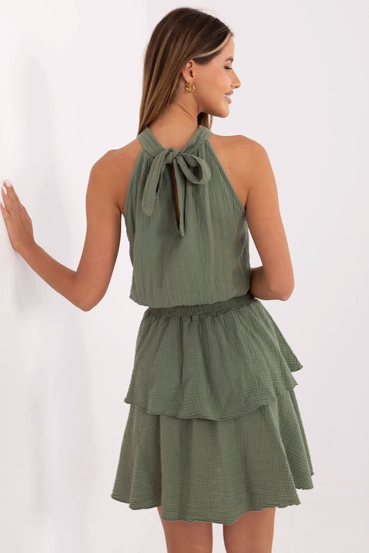 Detalle de la espalda descubierta con lazo ajustable en el cuello del vestido Atenas de Naiala Moda