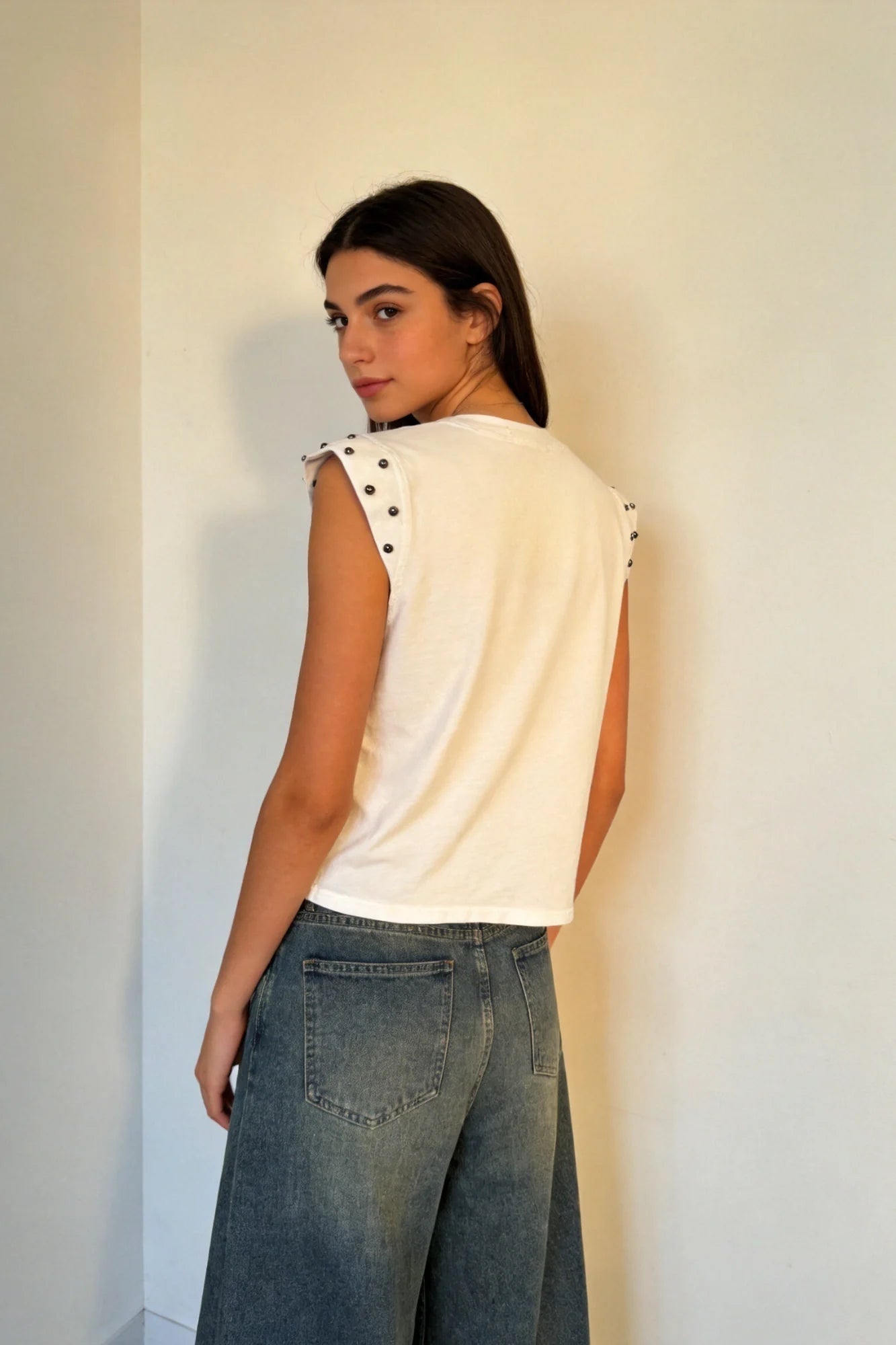 Camiseta blanca sin mangas con detalle de tachuelas en el hombro - Naiala Moda