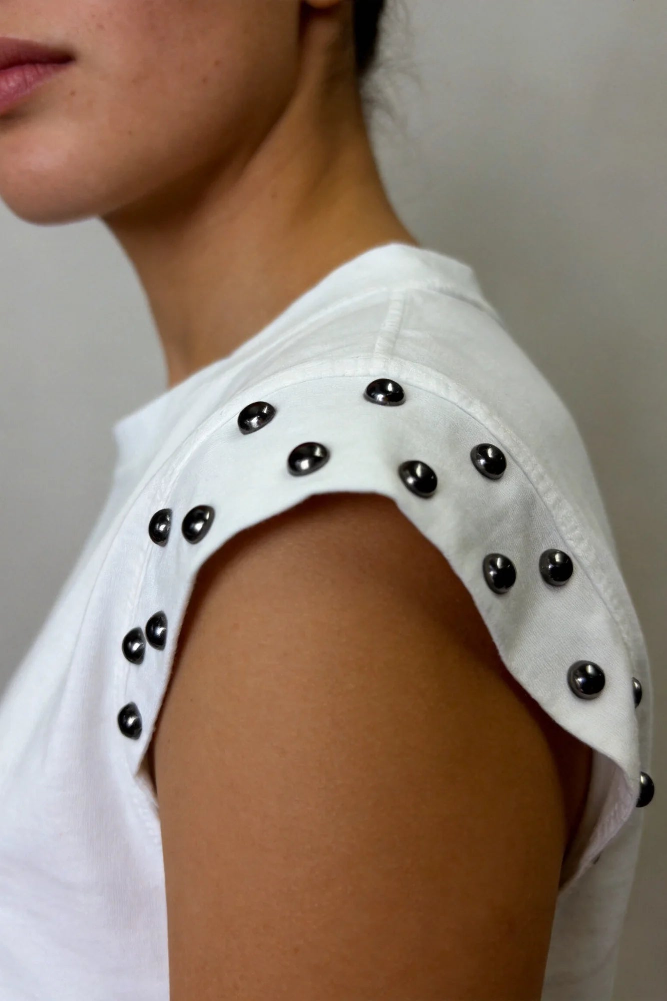 Camiseta blanca sin mangas con detalle de tachuelas en el hombro - Naiala Moda