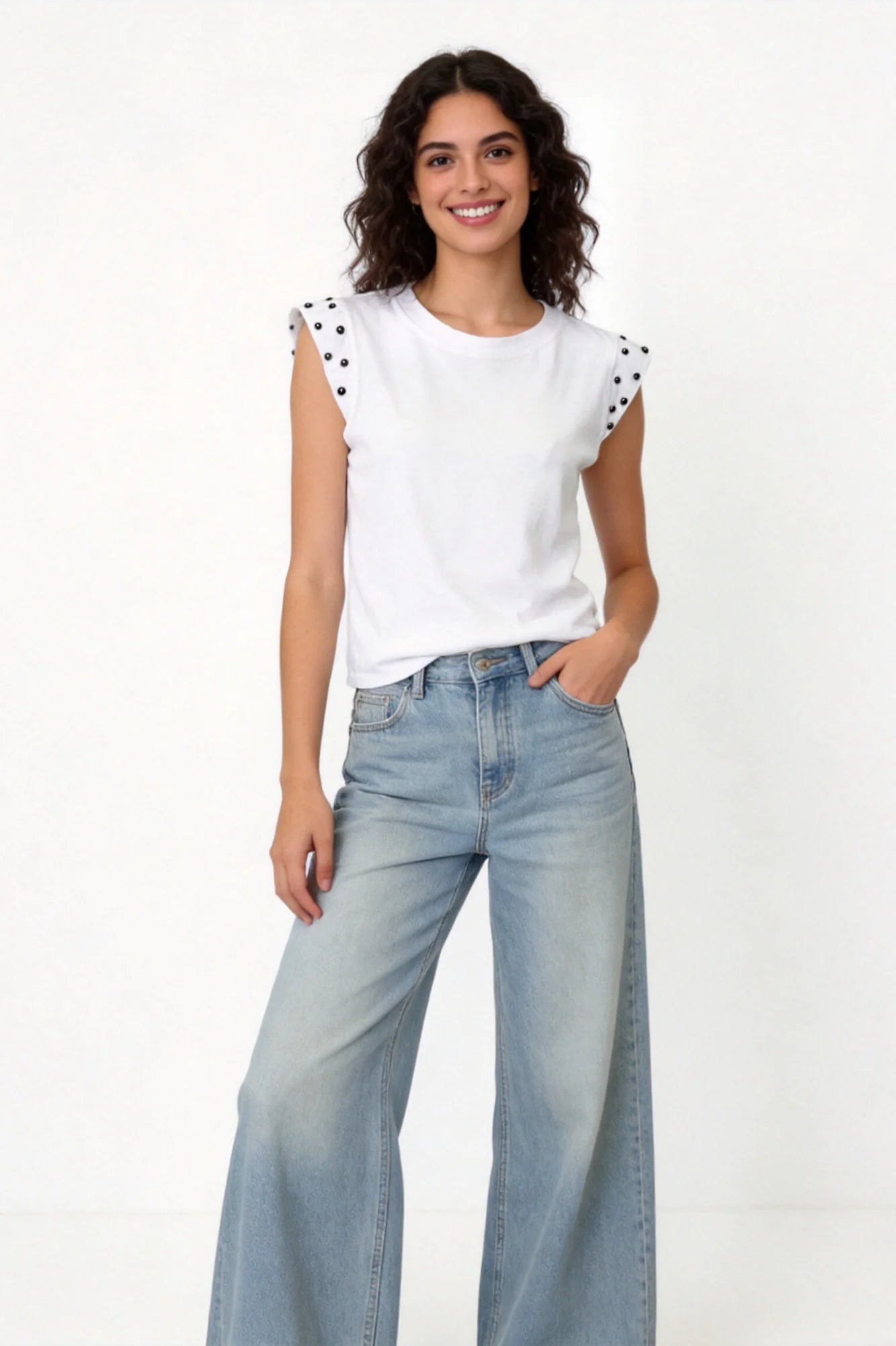 Camiseta blanca sin mangas con detalle de tachuelas en el hombro - Naiala Moda