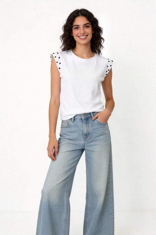 Camiseta blanca sin mangas con detalle de tachuelas en el hombro - Naiala Moda