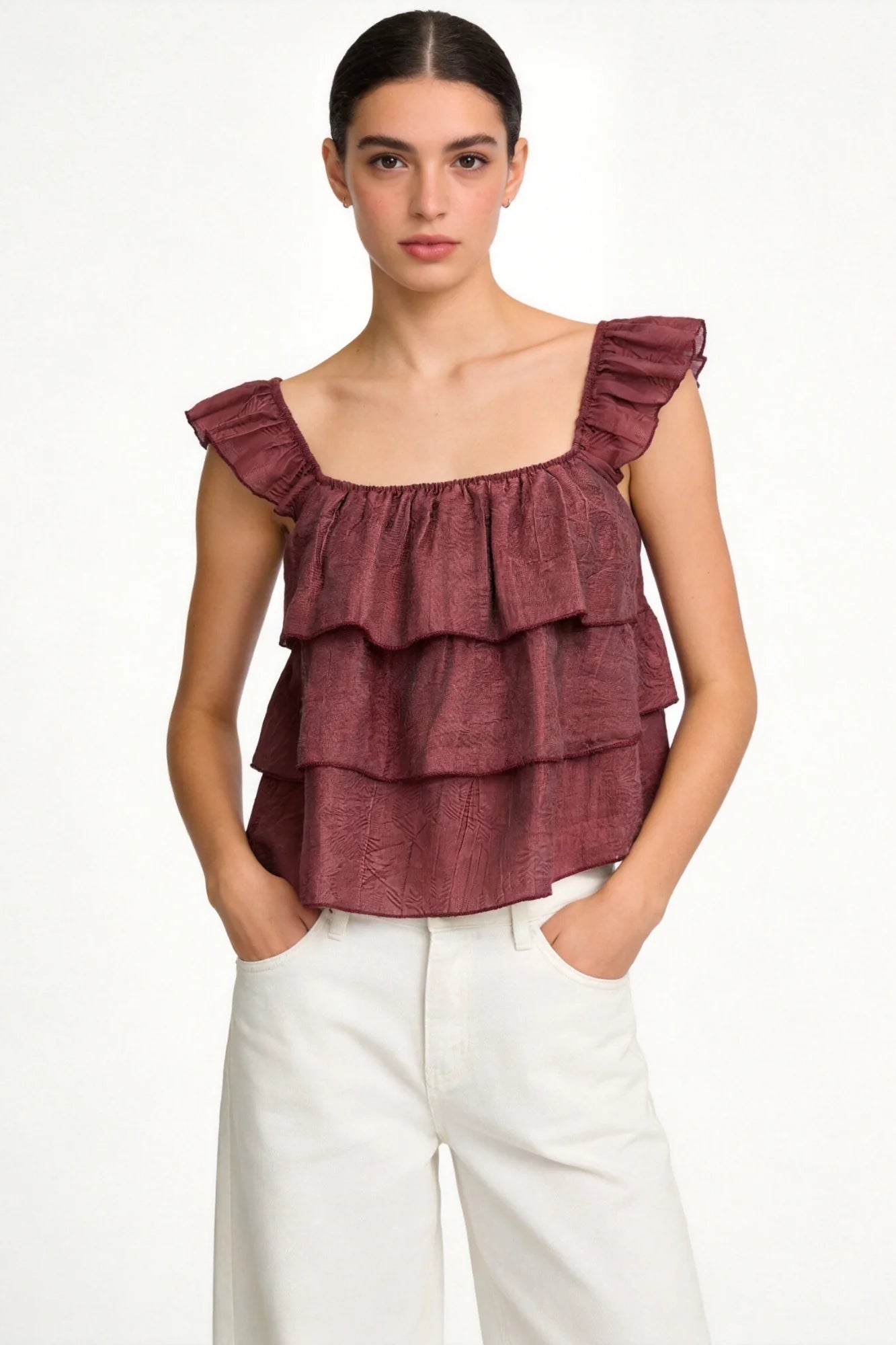 Blusa de volantes en cascada color burdeos, tejido texturizado, modelo de pie