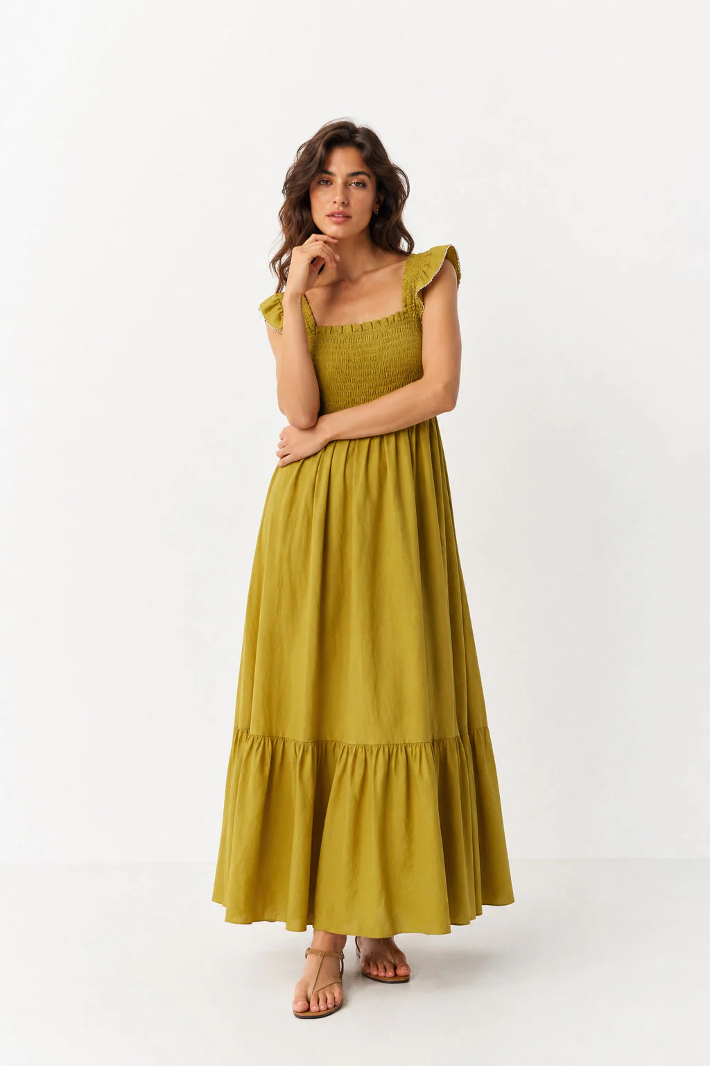 Vestido Largo Vivian oliva pose - vestido midi con tirantes de volante - Naiala Moda