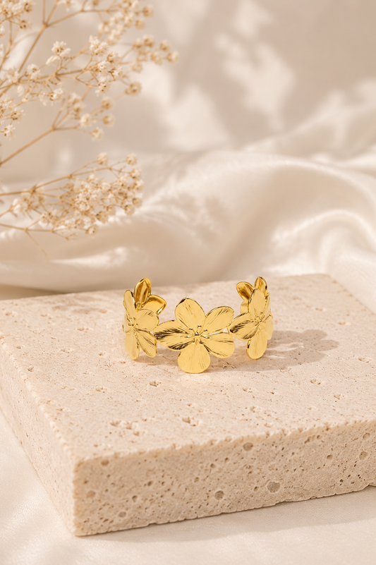 Pulsera dorada con motivo floral en acero inoxidable
