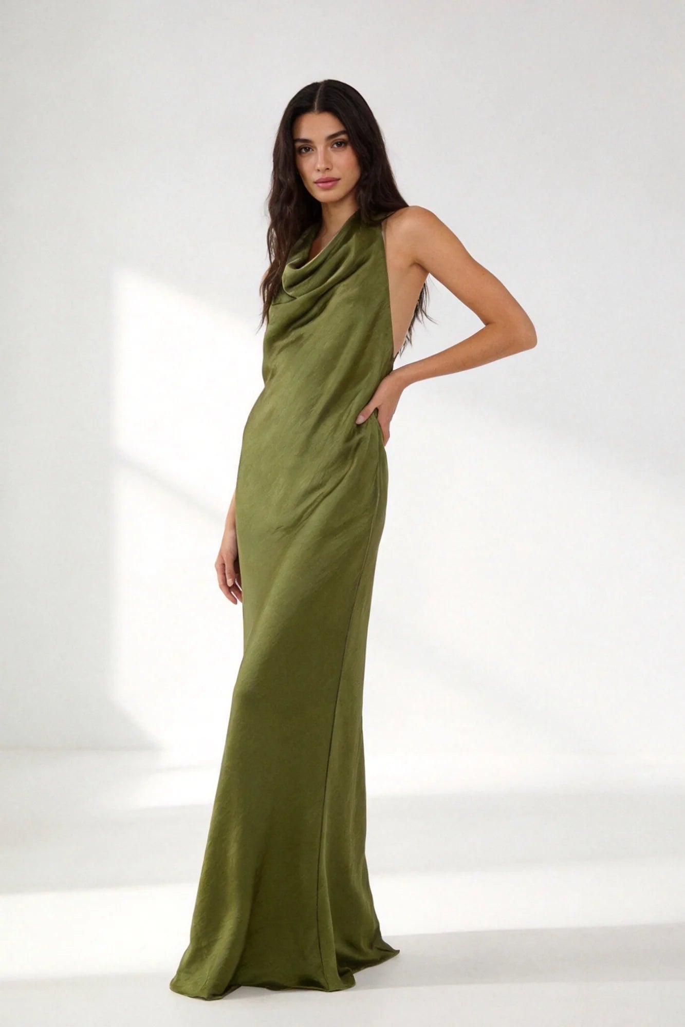 Falda larga de vestido satinado color verde olive, tejido fluido