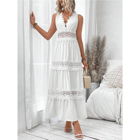 Detalle del bordado floral y encaje calado en vestido blanco