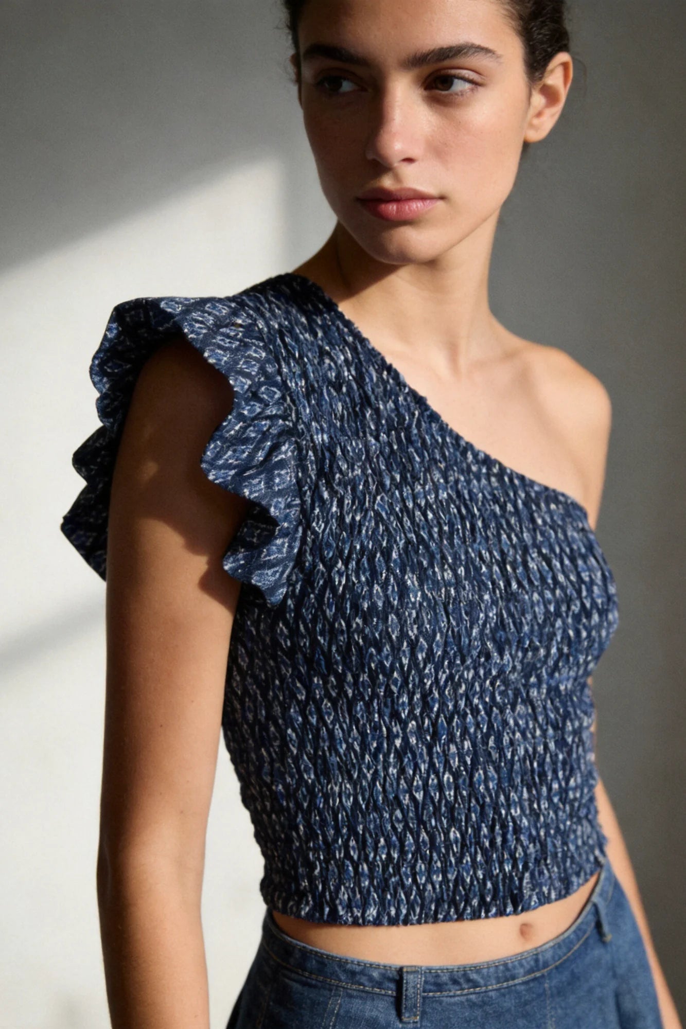 Top Lena estampado escote asimétrico color azul
