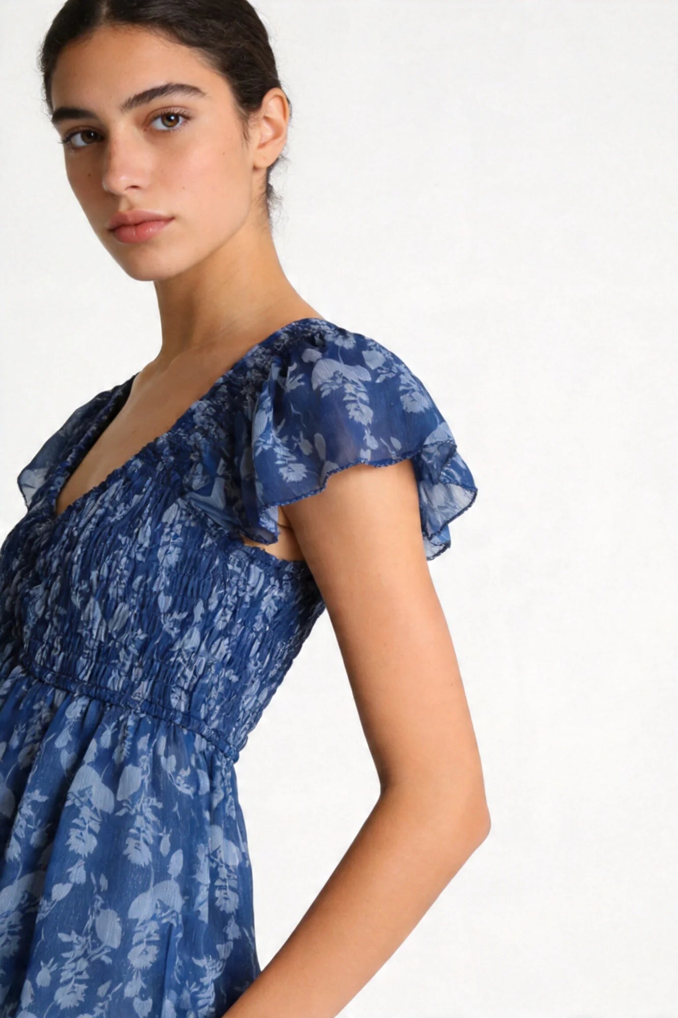 Blusa fluida estampada con detalle nido de abeja, vista lateral con pantalón vaquero