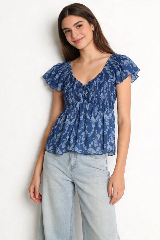 Blusa estampada azul navy con escote pico y manga corta con volante, vista frontal