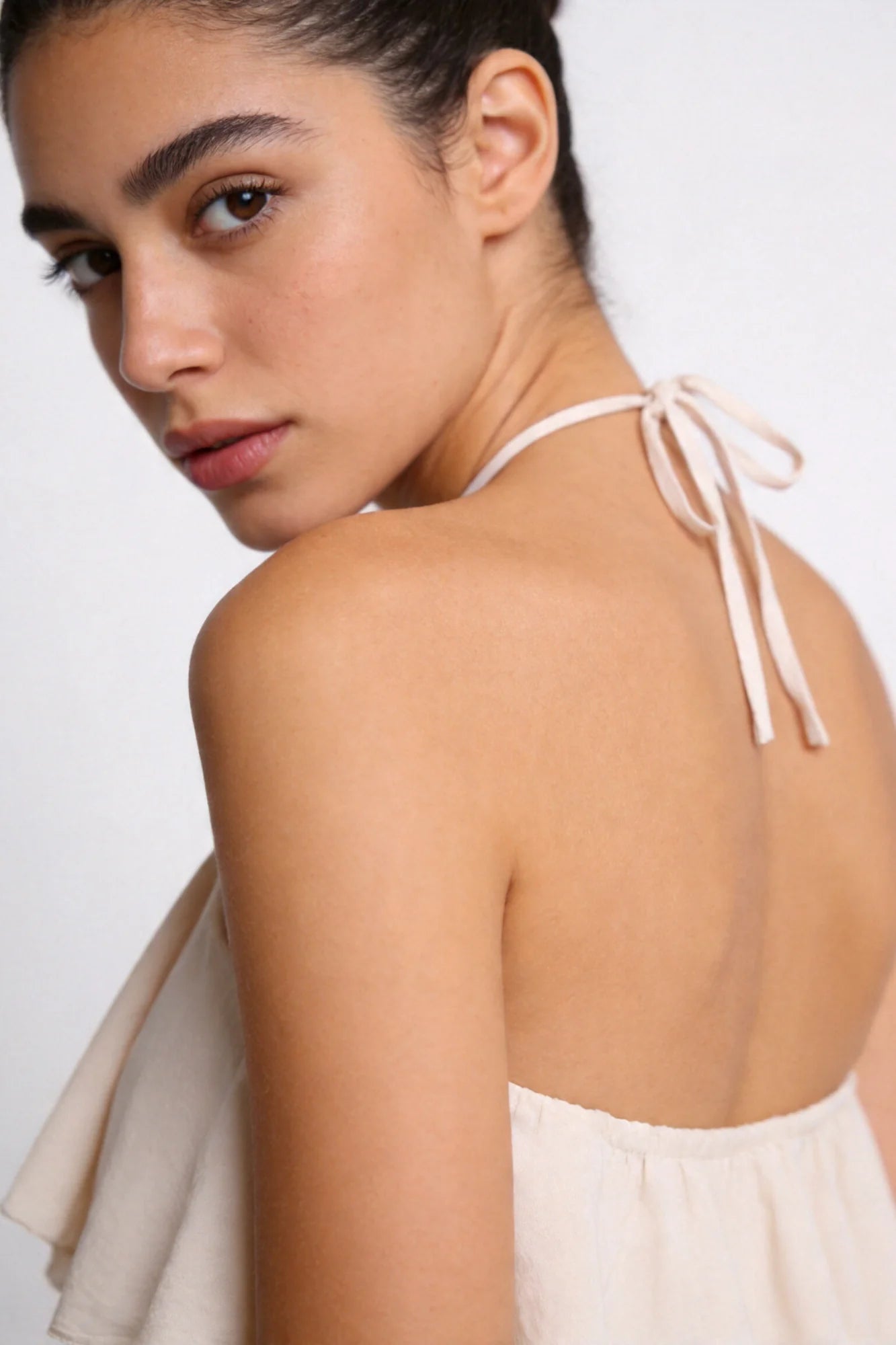 Vestido Althea Volantes con escote halter y volantes en capas - Color Beige