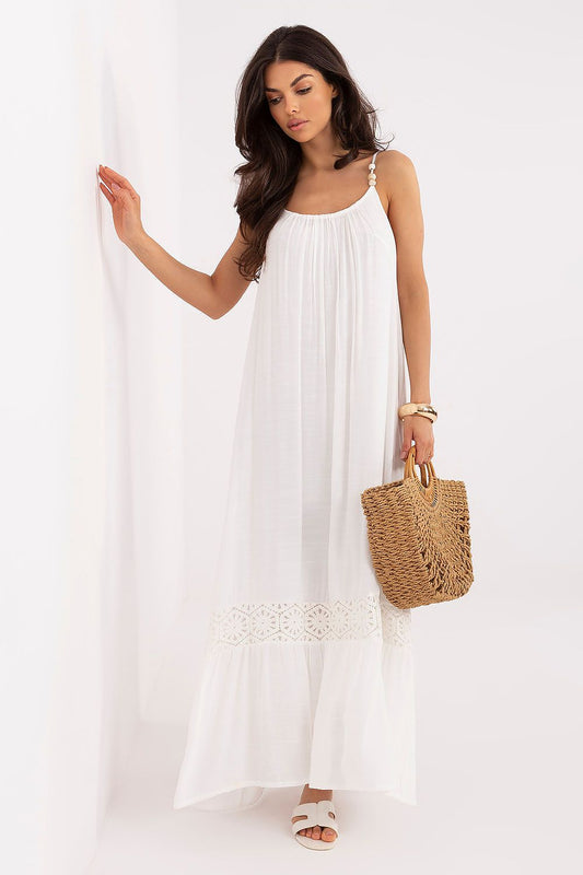 Mujer con vestido largo Formentera de algodón con detalles de cuentas y encaje de Naiala Moda.