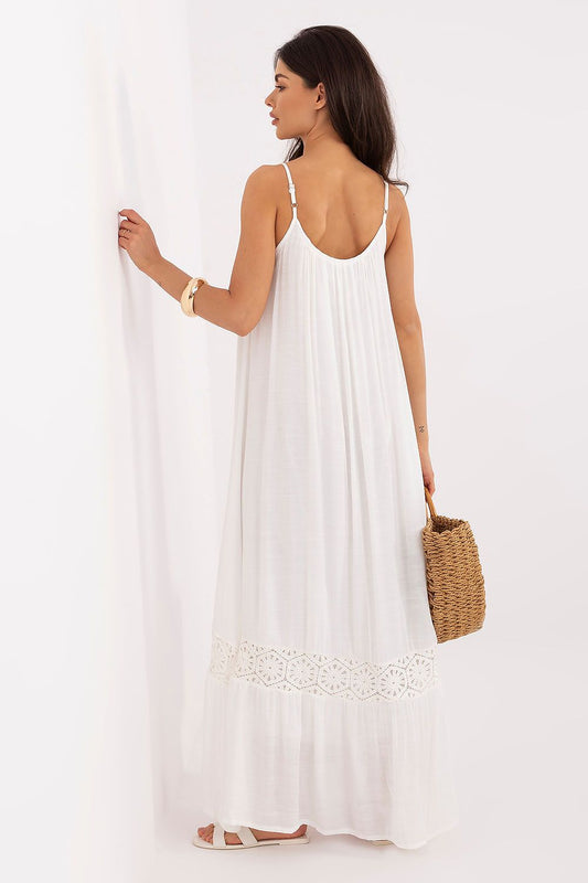 Mujer con vestido largo Formentera de algodón  con detalles de cuentas y encaje de Naiala Moda.