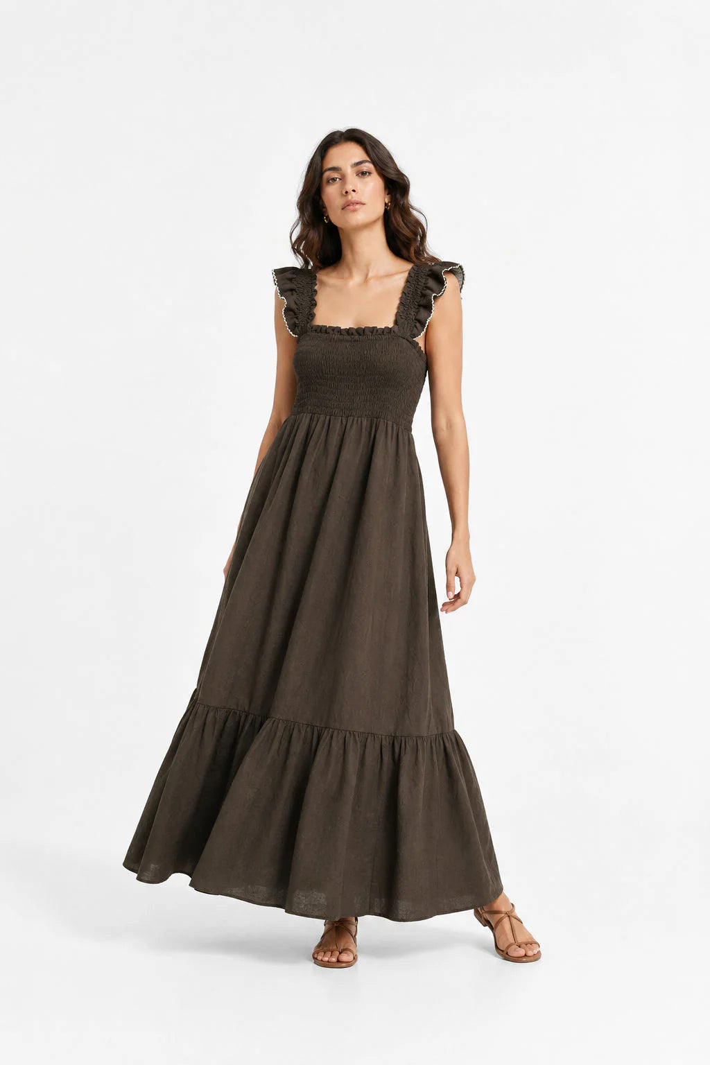 Vestido Largo Vivian marrón pose - vestido midi con tirantes de volante - Naiala Moda